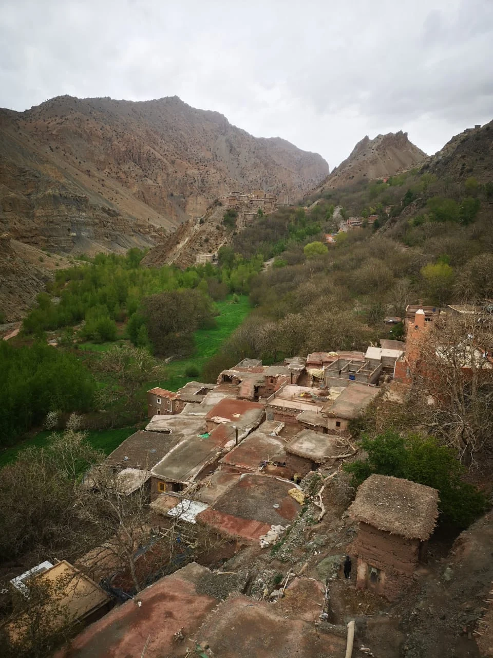 Earthen houses and mountain slopes at Ichbaken
